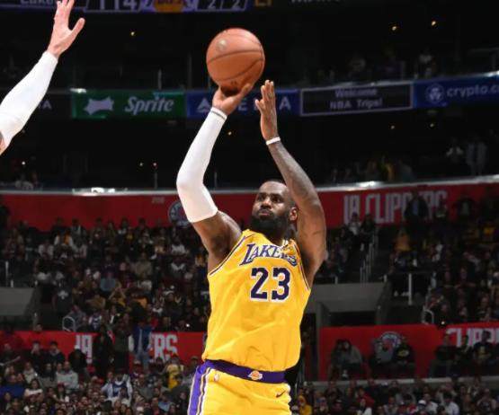 MKSPORT-末节19分+5记三分！詹皇造大逆转背后：39岁再进化