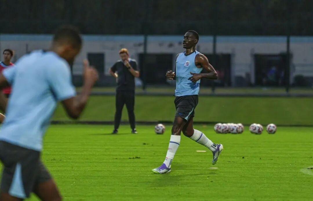 MKSPORT-记者：阿苏埃未回非洲参加国家队比赛，申花将组织集体观影