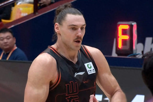 山东男篮苦战险胜福建，斯蒂尔再取全队最高分，高诗岩被驱逐|山东队|珀塞尔|郭凯|福建队|乔-约翰逊_新浪体育_新浪新闻